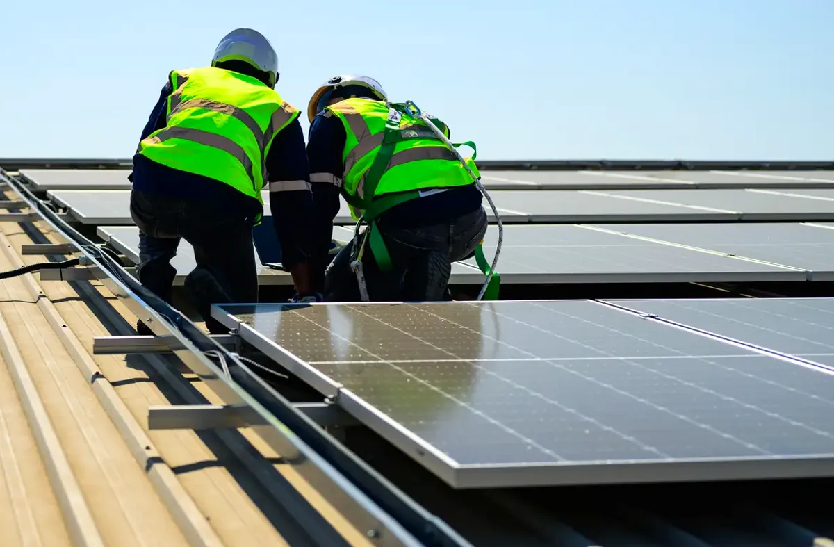 Paneles solares en una cubierta de Sant Cugat, instalación que puede acogerse a subvenciones