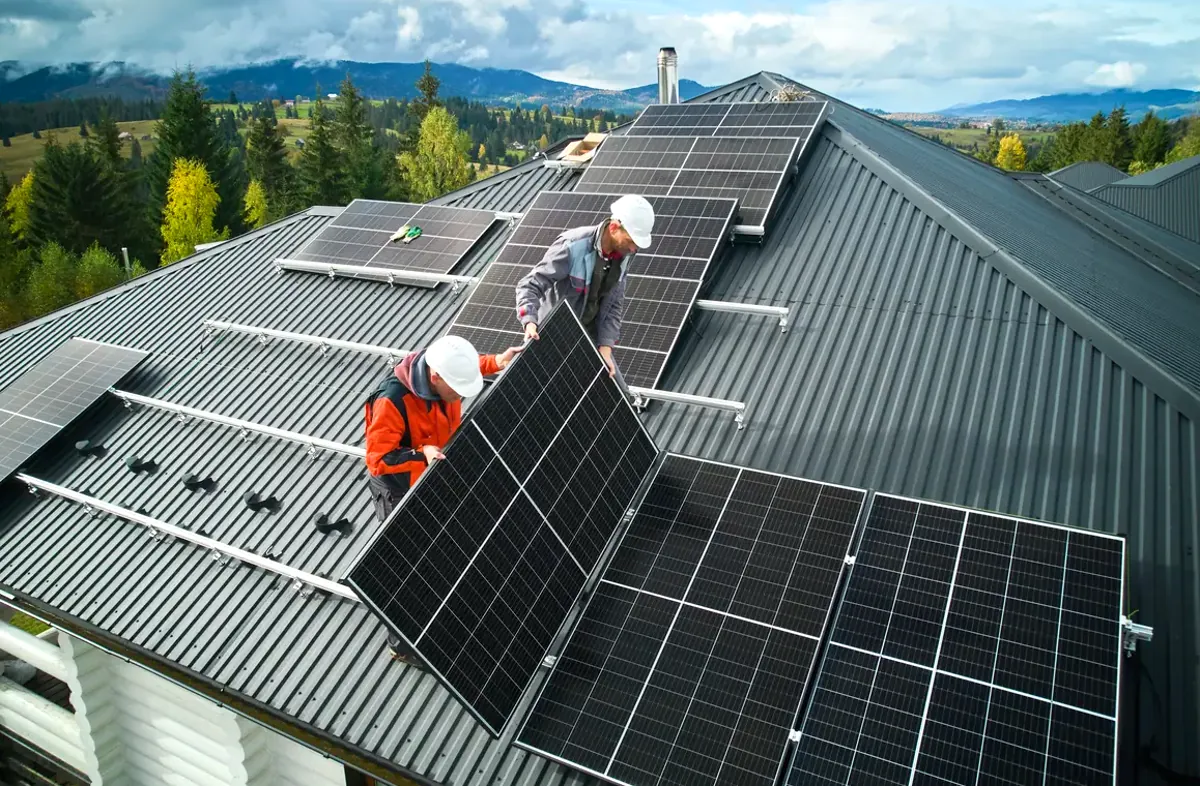 Operarios montando paneles solares en un tejado, ejemplo del precio de una instalación en Sant Cugat